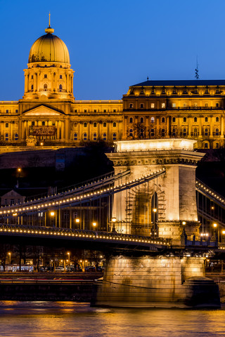 Ungarn, Budapest, Kettenbrücke und Burg am Abend, lizenzfreies Stockfoto