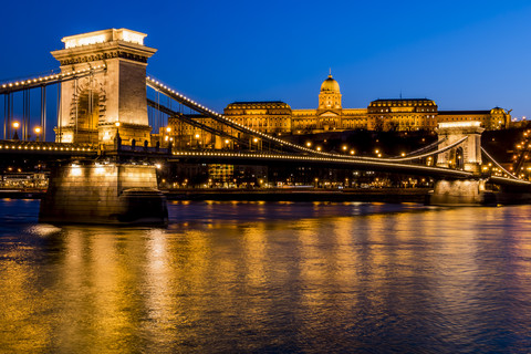 Ungarn, Budapest, Kettenbrücke und Burg am Abend, lizenzfreies Stockfoto