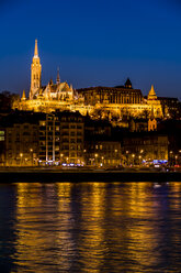 Ungarn, Budapest, Fischerbastei am Abend - EJWF000734