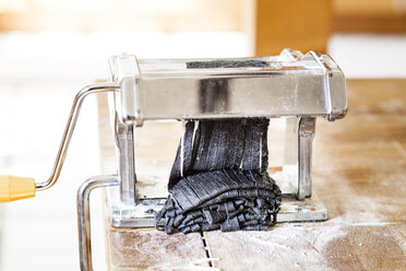 Herstellung von schwarzen Tagliatelle in der Nudelmaschine - SBDF001759