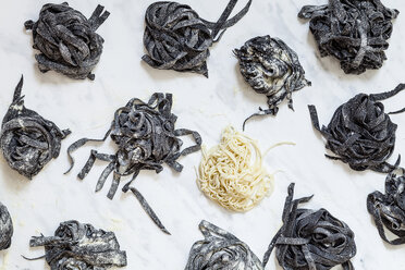 Homemade black tagliatelle, colored with cuttlefish ink - SBDF001766