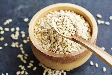 Wooden bowl of parboiled wheat berries - HAWF000760