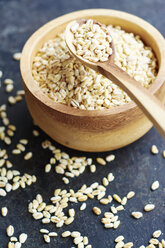 Wooden bowl of parboiled wheat berries - HAWF000761