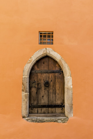 Deutschland, Passau, historische Holztür eines Altbaus mit orangefarbener Fassade, lizenzfreies Stockfoto