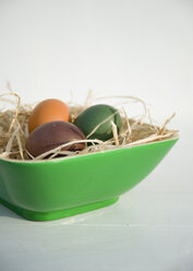 Bowl of coloured Easter eggs - GISF000096