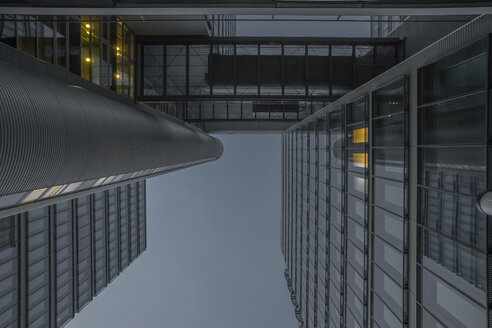 Deutschland, München, Fassade eines Büroturms in der Abenddämmerung - ZMF000383