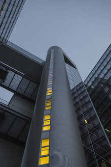 Deutschland, München, Fassade eines Büroturms in der Abenddämmerung - ZMF000387