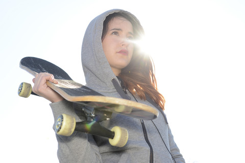 Porträt einer träumenden Skateboarderin, lizenzfreies Stockfoto