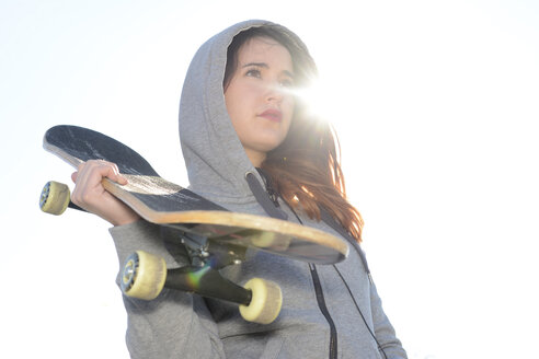 Porträt einer träumenden Skateboarderin - BFRF001069