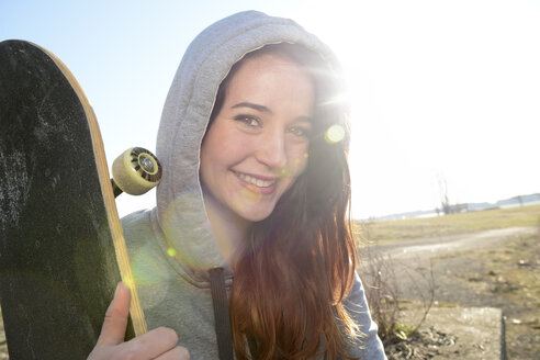 Porträt einer lächelnden Skateboarderin - BFRF001075