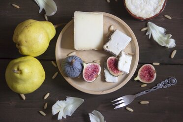 Variety of cheese, pears, figs and pine nuts - YFF000357
