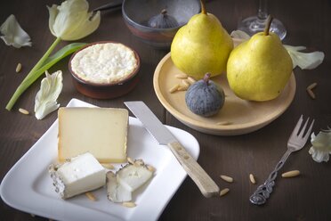 Variety of cheese, pears, figs and pine nuts - YFF000359