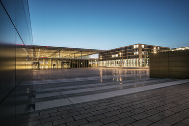 Deutschland, Brandenburg, Blick auf das beleuchtete Terminal des Flughafens Berlin Brandenburg - ASC000079