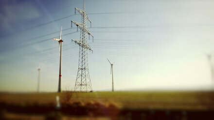 Strommast und Windkraftanlagen bei Rotterdam - MYF000968