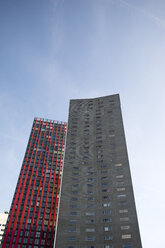 Niederlande, Rotterdam, Blick auf modernen Büroturm und Wohnhochhaus im Vordergrund - MYF000984