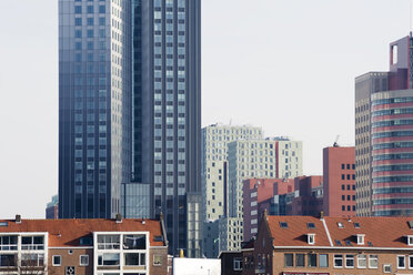 Niederlande, Rotterdam, Blick auf moderne Bürotürme und Mehrfamilienhäuser im Vordergund - MYF000985