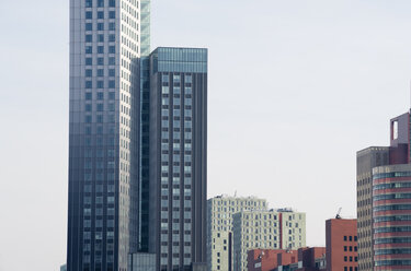 Niederlande, Rotterdam, Blick auf moderne Gebäude - MYF000986