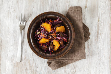 Schüssel mit Rotkohlsalat mit Orangenscheiben, Karotten und Datteln - EVGF001555