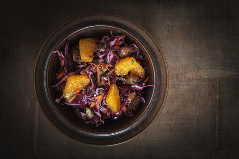 Schüssel mit Rotkohlsalat mit Orangenscheiben, Karotten und Datteln - EVGF001556