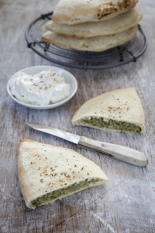 Selbstgebackenes Naan-Brot gefüllt mit Brokkoli, lizenzfreies Stockfoto
