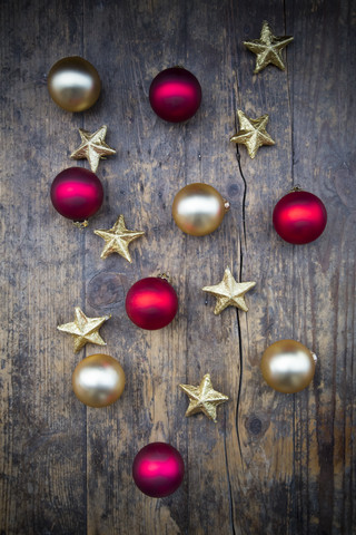 Weihnachtsdekoration auf dunklem Holz, lizenzfreies Stockfoto