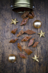 Home-baked honey cake and Christmas decoration on dark wood - LVF003165