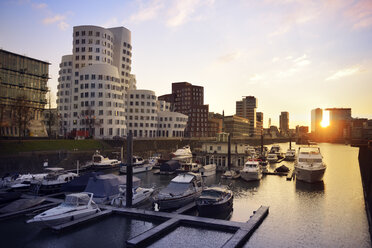 Deutschland, Düsseldorf, Medienhafen mit Yachthafen bei Sonnenuntergang - GUFF000091