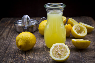 Freshly squeezed lemon juice, organic lemons, lemon squeezer - LVF003178