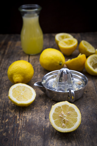 Frisch gepresster Zitronensaft, Zitronenpresse, lizenzfreies Stockfoto