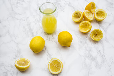 Freshly squeezed lemon juice and organic lemons - LVF003186