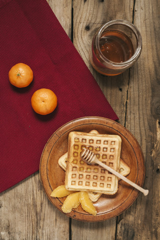 Frühstück mit Waffeln, Honig und Orangenscheiben, lizenzfreies Stockfoto