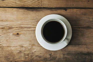 Tasse mit schwarzem Kaffee auf Holz - BZF000117