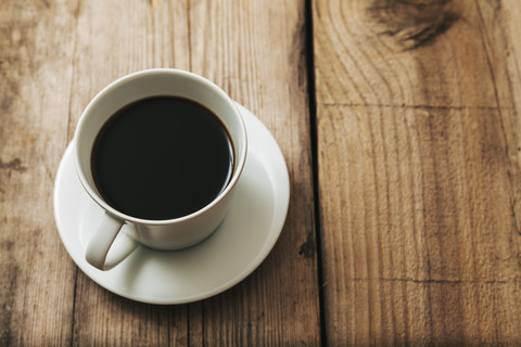 Tasse mit schwarzem Kaffee auf Holz, lizenzfreies Stockfoto