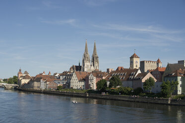 Germany, Bavaria, Regensburg, View of old town with cathedral and Danube - CRF002672
