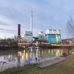 Deutschland, Stuttgart, Heizkraftwerk am Neckar in der Abenddämmerung - WDF003056