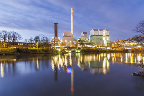 Deutschland, Stuttgart, Heizkraftwerk am Neckar in den Abendstunden - WDF003057