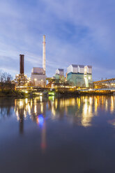 Deutschland, Stuttgart, Heizkraftwerk am Neckar in den Abendstunden - WDF003058