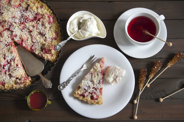 Erdbeer-Rhabarber-Torte mit Schlagsahne und einer Tasse Früchtetee - YFF000364