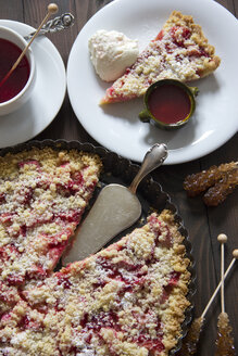 Erdbeer-Rhabarber-Torte mit Schlagsahne und einer Tasse Früchtetee - YFF000365