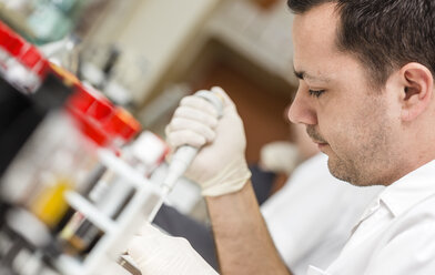 Lab technician analysing blood sample - DISF001650