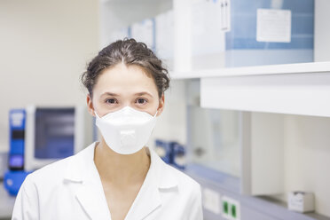 Portrait of young lab technician wearing a mask - DISF001608