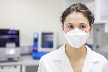 Portrait of young lab technician wearing a mask - DISF001609