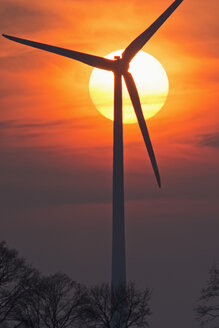 Deutschland, Bayern, Abendsonne und Windrad - UMF000773