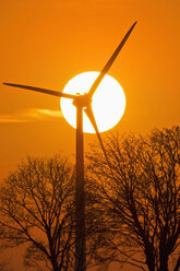 Germany, Bavaria, evening sun and wind wheel - UMF000765