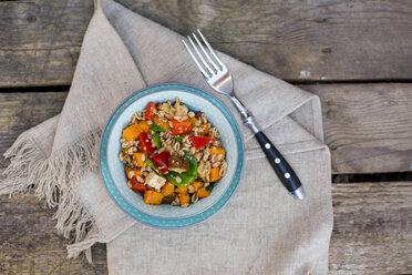 Veganer Salat mit Dinkelweizen, Sesam, Tofu, roter Paprika, Zuckerschoten und Karotten - SARF001627