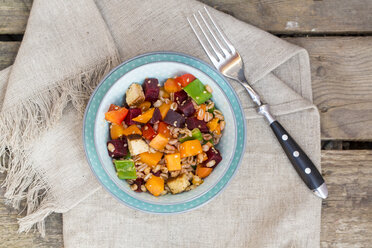 Veganer Salat mit Dinkelweizen, Sesam, Tofu, roter Paprika, Zuckerschoten und Karotten - SARF001631