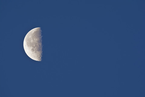 Halbmond mit Mondkrater am Morgen, lizenzfreies Stockfoto