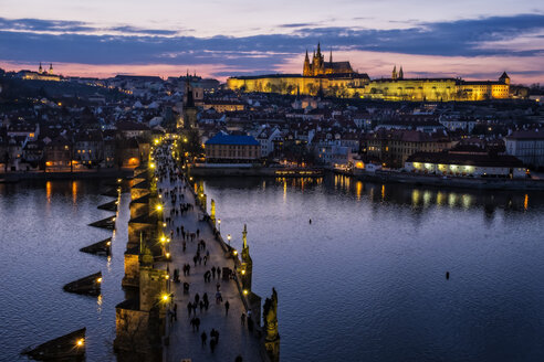 Tschechische Republik, Prag, Stadtbild mit Karlsbrücke in der Abenddämmerung - HAM000035