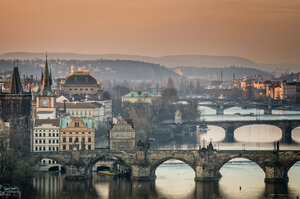 Tschechische Republik, Prag, Stadtbild mit Karlsbrücke in der Morgendämmerung - HAMF000031