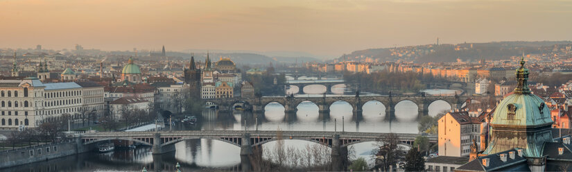 Tschechische Republik, Prag, Stadtbild mit Karlsbrücke in der Morgendämmerung - HAMF000034